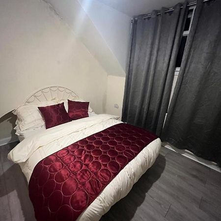 Double Bedroom In West Yorkshire, Leeds Λιντς Εξωτερικό φωτογραφία