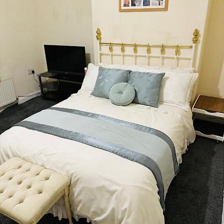 Double Bedroom In West Yorkshire, Leeds Λιντς Εξωτερικό φωτογραφία