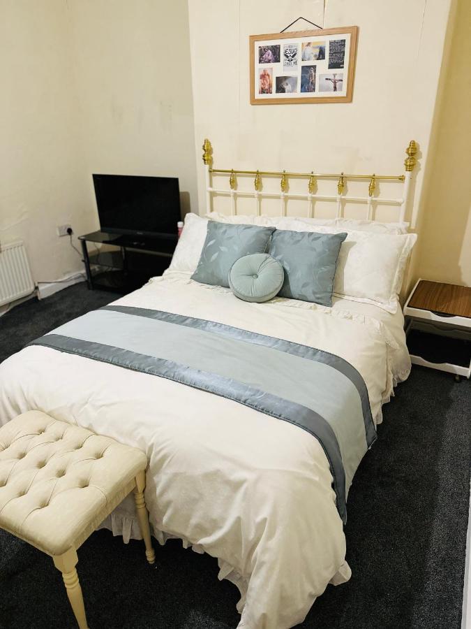 Double Bedroom In West Yorkshire, Leeds Λιντς Εξωτερικό φωτογραφία