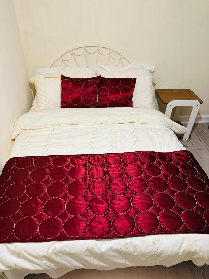Double Bedroom In West Yorkshire, Leeds Λιντς Εξωτερικό φωτογραφία