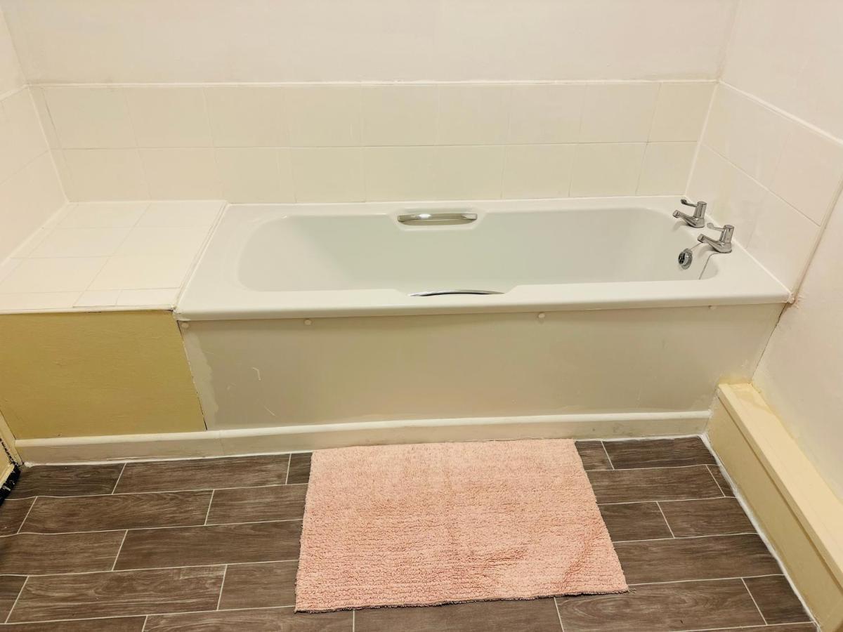 Double Bedroom In West Yorkshire, Leeds Λιντς Εξωτερικό φωτογραφία